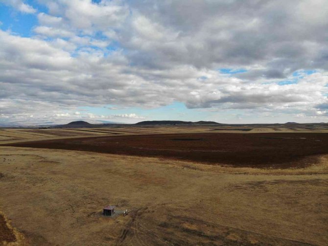Kuruyan Kuyucuk Gölü Sessizliği Büründü