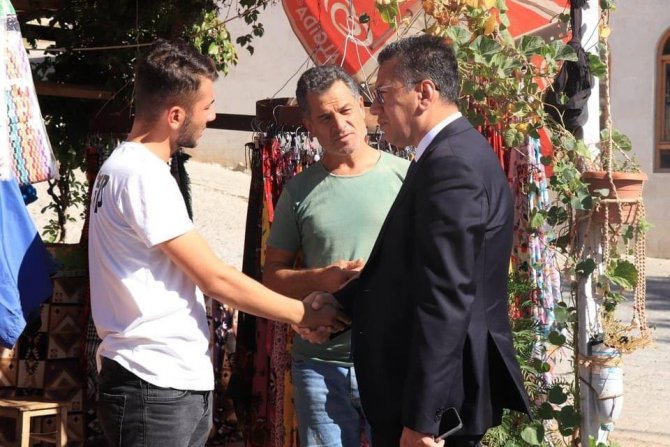 Yolda Gördüğü Turistleri Durdurup İlçeyi Sordu