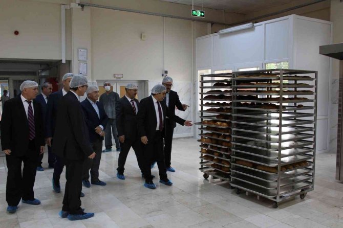 Kamu Kurumları İçin Öğrenciler Günlük 15 Bin Ekmek Üretiyor