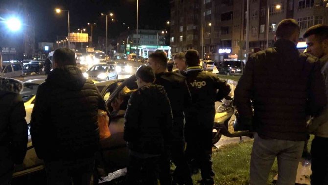 Virajı Alamayan Sürücü Otomobiliyle Refüje Çıktı