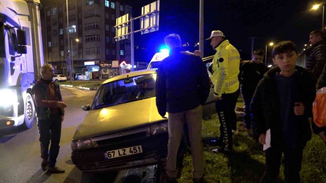 Virajı Alamayan Sürücü Otomobiliyle Refüje Çıktı