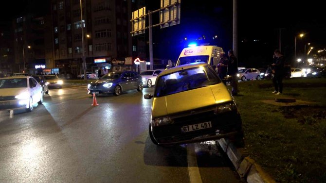 Virajı Alamayan Sürücü Otomobiliyle Refüje Çıktı
