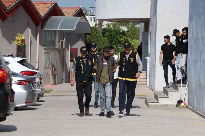 Otomobilden Tabanca Çıktı, Zanlılar “Başkasının” Dedi