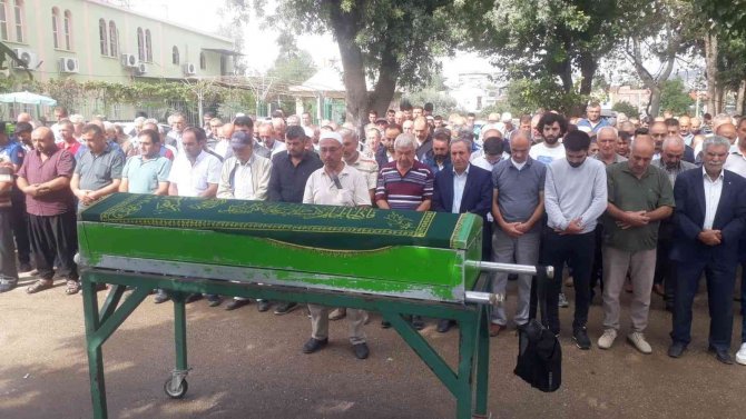 Kızları Yaralı Kurtulmuştu... Römorka Çarpan Otomobil Sürücüsü Toprağa Verildi.