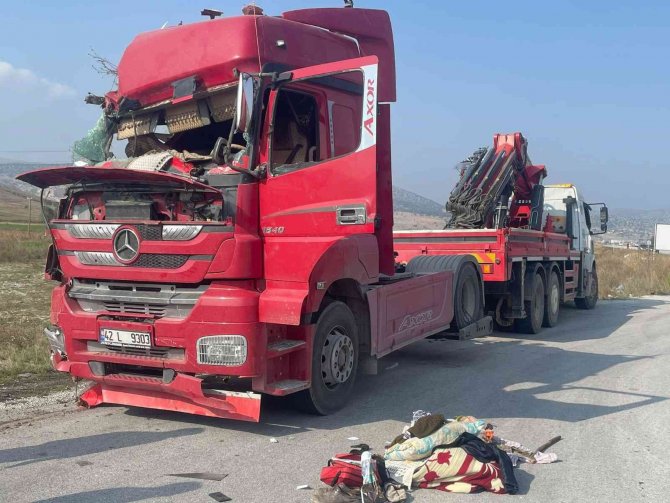 Kontrolden Çıkan Buğday Yüklü Tır Şarampole Devrildi