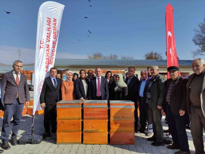 Ardahanlı Çiftçilere Kavılca Buğdayı Tohumu Ve Arı Kovanı Dağıtıldı
