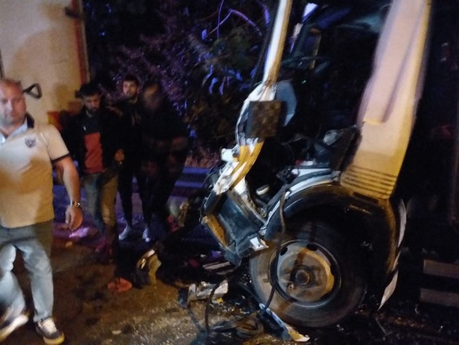 Freni Boşalan Kamyon Tırla Çarpıştı: 1’i Ağır 2 Yaralı