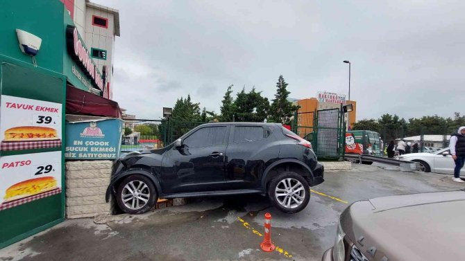 Bakırköy’de Kontrolden Çıkan Araç Büfeye Daldı