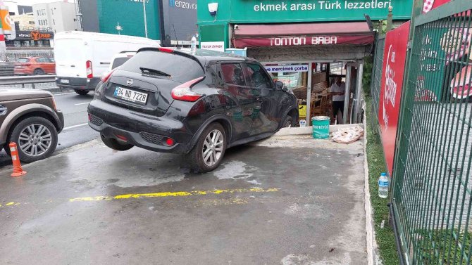 Bakırköy’de Kontrolden Çıkan Araç Büfeye Daldı