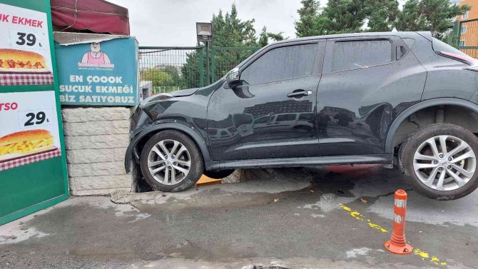 Bakırköy’de Kontrolden Çıkan Araç Büfeye Daldı