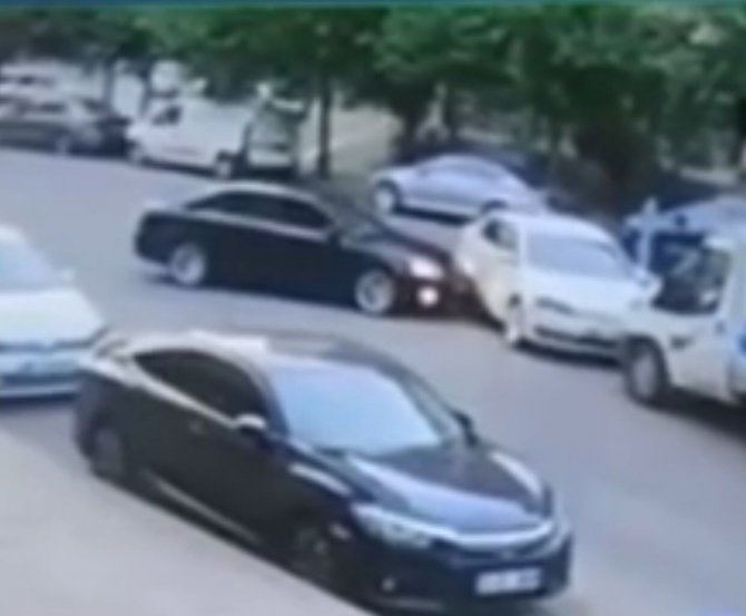 Batman’da Dikkatsiz Sürücü Park Halindeki Araca Vurup Kaçtı
