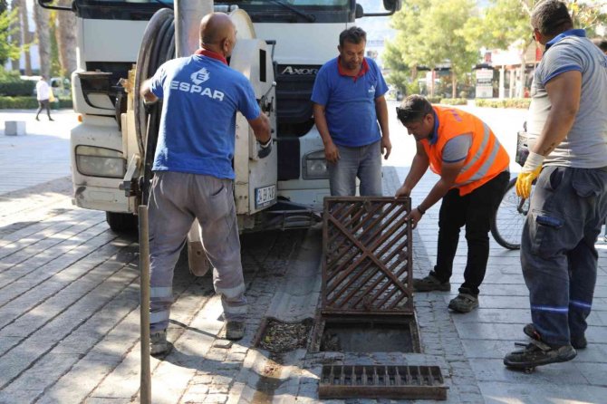 Belediye Ekipleri Yağmur Hatlarında