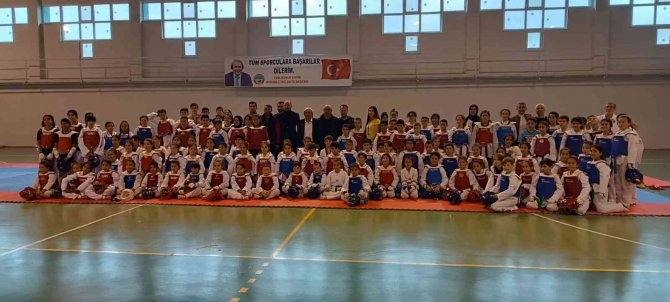 128 Taekwondocu Kıyasıya Yarıştı