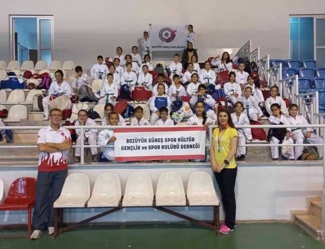 128 Taekwondocu Kıyasıya Yarıştı