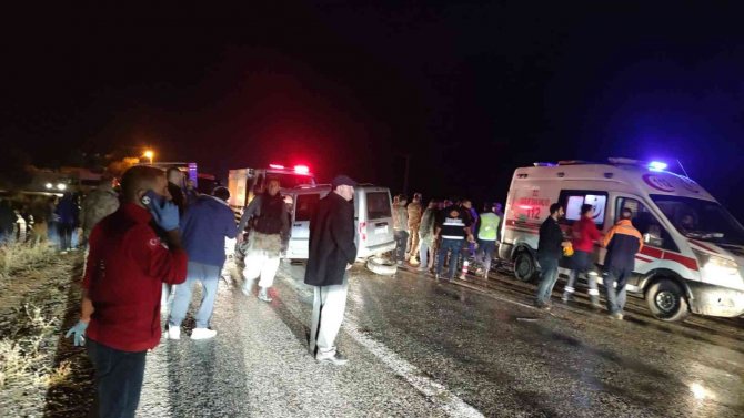 Tatvan-hizan Karayolunda Trafik Kazası: 1 Ölü, 4 Yaralı