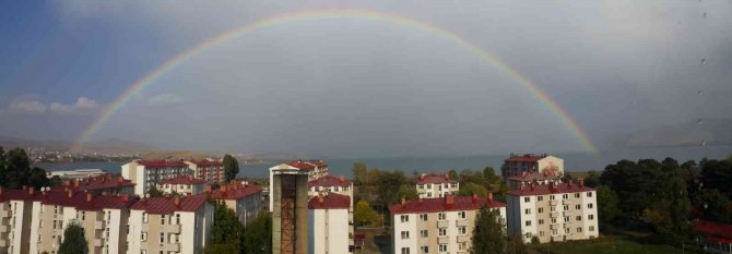 Van Gölü’nde Gökkuşağı Cümbüşü