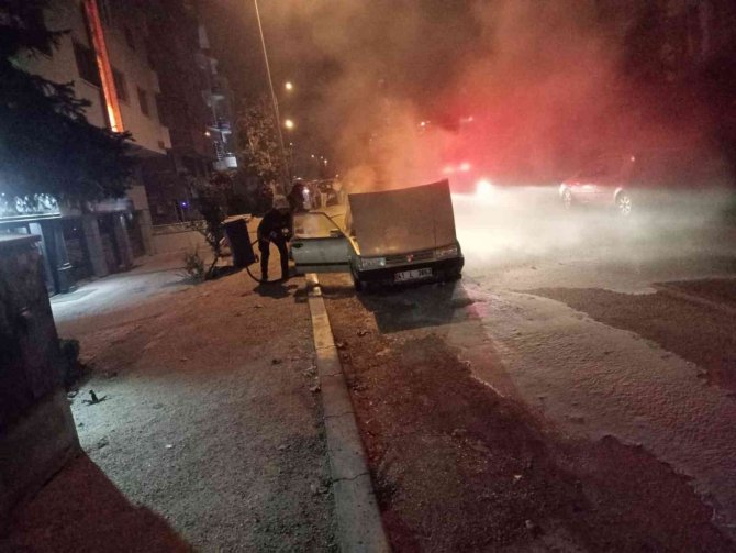 Park Halindeki Otomobil Alev Alev Yandı