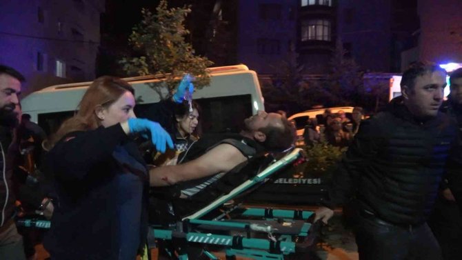 Parkta Bıçaklı Kavga: Baba Ve 2 Oğlu Yaralandı