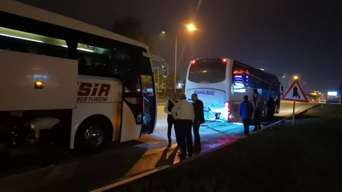 Otomobil Yolcu İndiren Otobüse Çarptı: 1 Yaralı