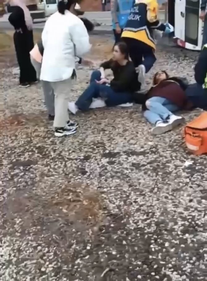 Çanakkale’de Minibüs İle Kamyonet Çarpıştı: 6 Yaralı