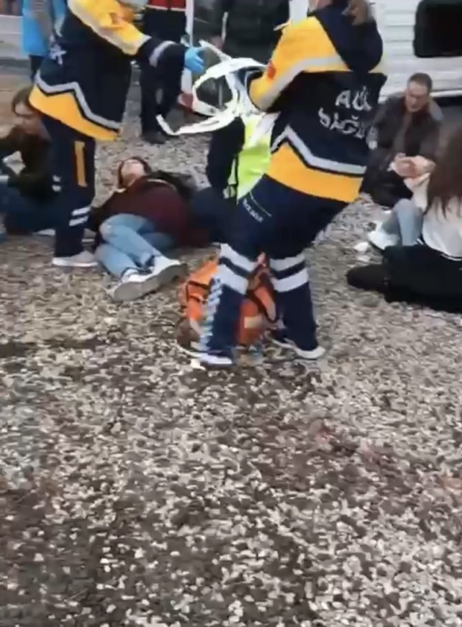 Çanakkale’de Minibüs İle Kamyonet Çarpıştı: 6 Yaralı