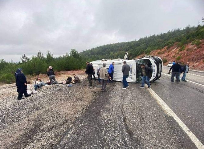 Çanakkale’de Minibüs İle Kamyonet Çarpıştı: 6 Yaralı