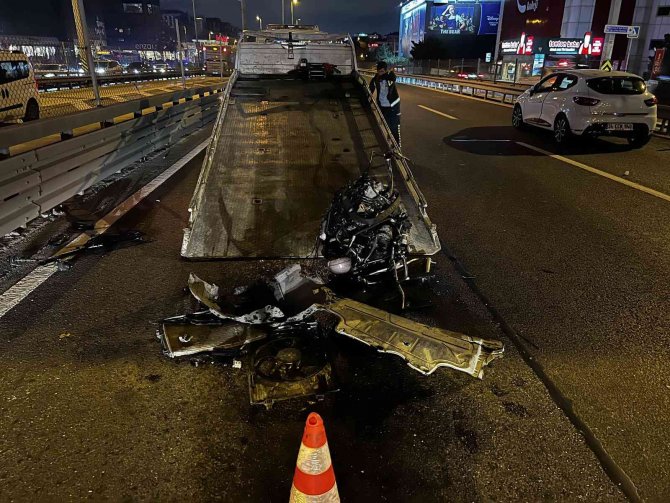 E-5’te İki Araca Çarparak Kaza Yapan Otomobilin Motoru Yolun Ortasına Düştü