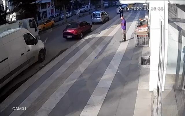 Marketin Önünden Bir Kasa Ekmeğin Çalındığı Anlar Güvenlik Kamerasına Yansıdı