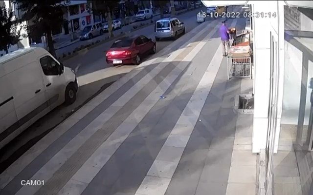 Marketin Önünden Bir Kasa Ekmeğin Çalındığı Anlar Güvenlik Kamerasına Yansıdı