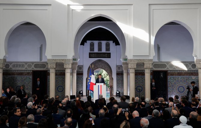 Macron, Paris’teki Büyük Camii’yi Ziyaret Etti