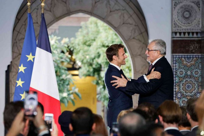 Macron, Paris’teki Büyük Camii’yi Ziyaret Etti