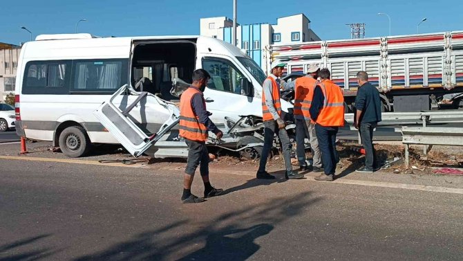 İ̇şçi Servisi Bariyerlere Saplandı: 1 Ölü, 5 Yaralı
