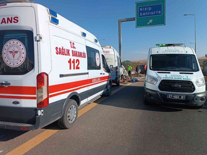 İ̇şçi Servisi Bariyerlere Saplandı: 1 Ölü, 5 Yaralı