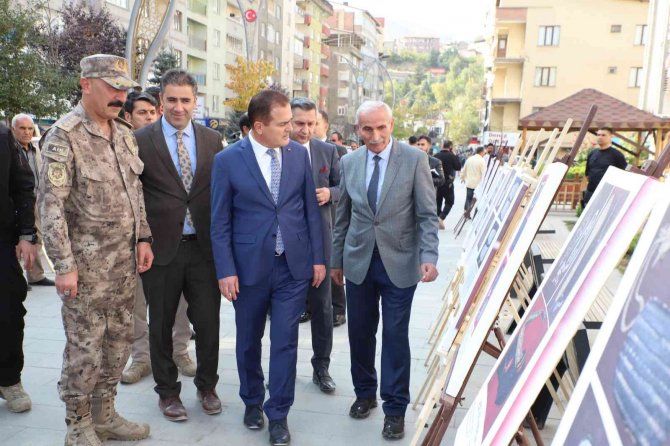 Vali Akbıyık, Örgü Eserleri Fotoğraf Sergisini Ziyaret Etti