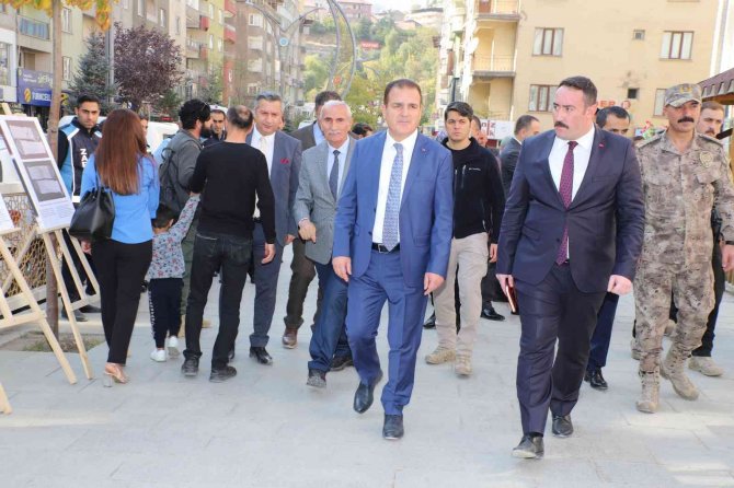 Vali Akbıyık, Örgü Eserleri Fotoğraf Sergisini Ziyaret Etti