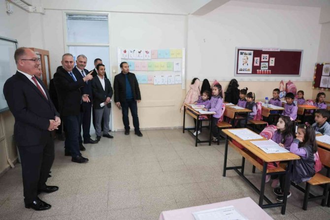 Başkan Bilgin’den Öğrencilere Kitap Hediyesi