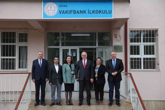 Başkan Bilgin’den Öğrencilere Kitap Hediyesi