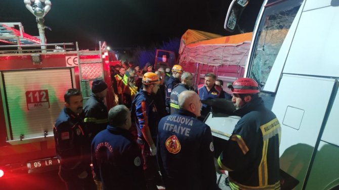 Amasya’da Yolcu Otobüsü İle Kamyon Çarpıştı: 2 Ölü, 19 Yaralı