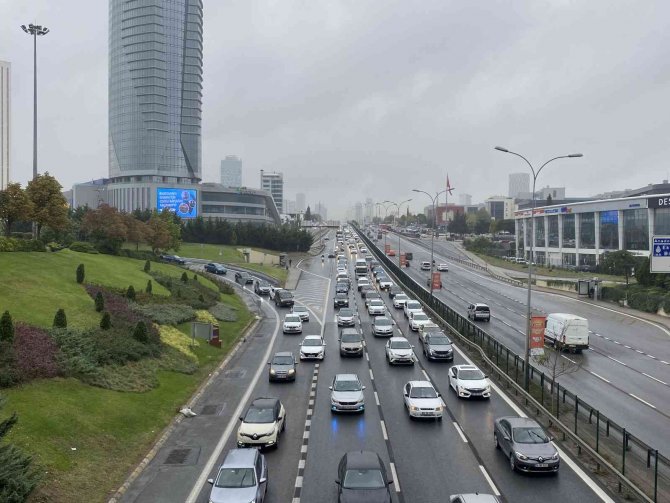İ̇stanbul’da Yağmur Nedeniyle Trafik Yoğunluğu Yaşanıyor