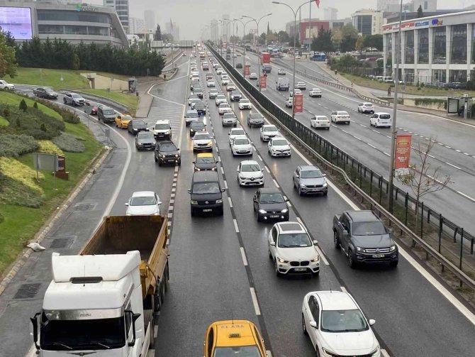 İ̇stanbul’da Yağmur Nedeniyle Trafik Yoğunluğu Yaşanıyor