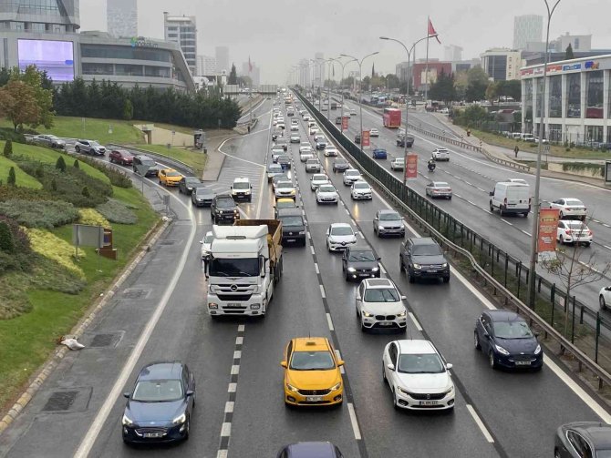 İ̇stanbul’da Yağmur Nedeniyle Trafik Yoğunluğu Yaşanıyor