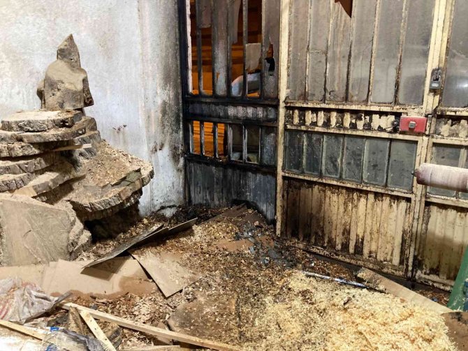 İ̇zmir’de Araç Ve İş Yerini Kundaklayan Şüpheli Yakalandı