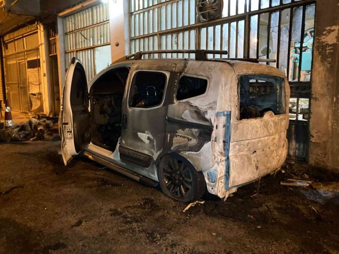 İ̇zmir’de Araç Ve İş Yerini Kundaklayan Şüpheli Yakalandı