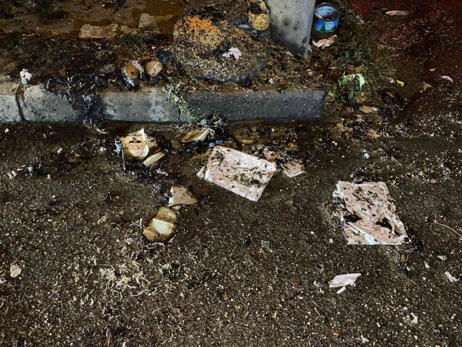 İ̇zmir’de Dini İçerikli Kitapları Ve Eşyalarını Yakarak Balkondan Aşağı Atan Kadın, Daha Sonra Da Kendi Evini Yaktı