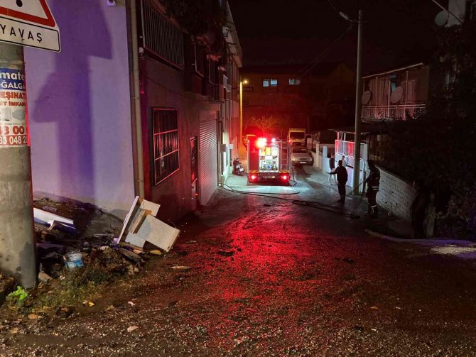 İ̇zmir’de Dini İçerikli Kitapları Ve Eşyalarını Yakarak Balkondan Aşağı Atan Kadın, Daha Sonra Da Kendi Evini Yaktı