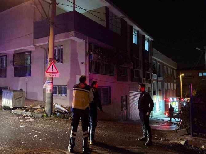 İ̇zmir’de Dini İçerikli Kitapları Ve Eşyalarını Yakarak Balkondan Aşağı Atan Kadın, Daha Sonra Da Kendi Evini Yaktı