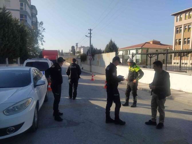 Buca’da Okul Önlerinde Sıkı Denetim