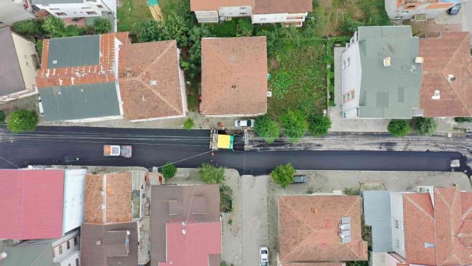 İ̇zmit Belediyesi’nden 3 Caddeye Bin 200 Ton Asfalt