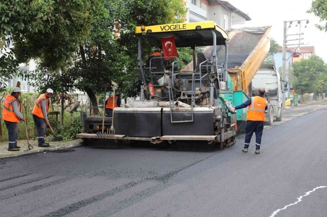 İ̇zmit Belediyesi’nden 3 Caddeye Bin 200 Ton Asfalt