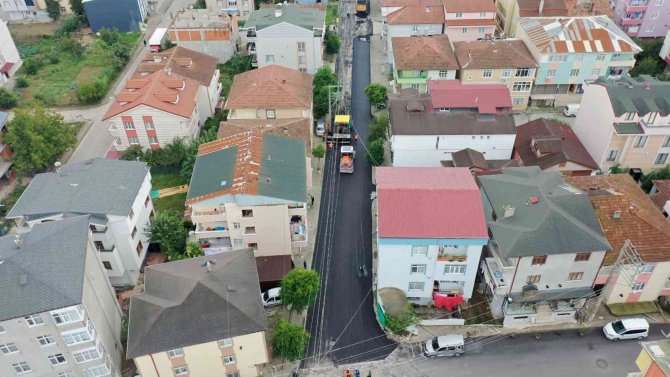 İ̇zmit Belediyesi’nden 3 Caddeye Bin 200 Ton Asfalt